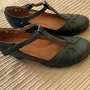 Black Cobb Hill,size 7.5 in women’s. Heel is 1.5 inches, genuine leather.